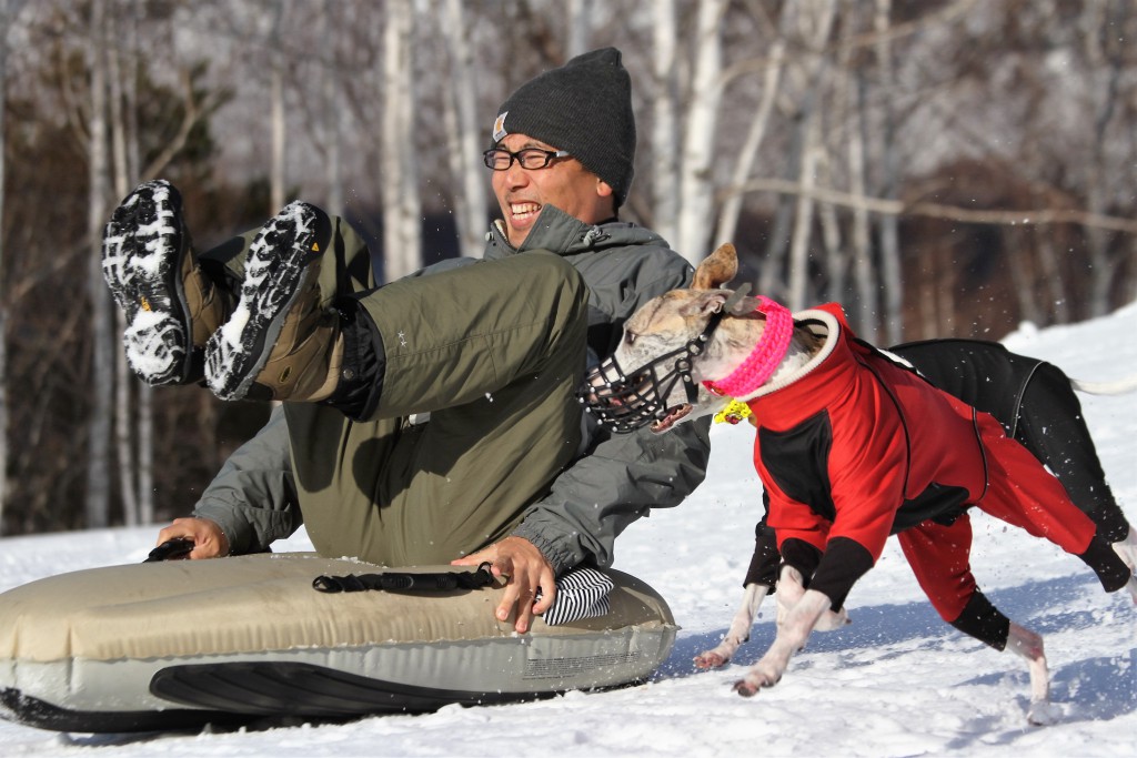 雪遊びを楽しむ大竹さんとブリジット